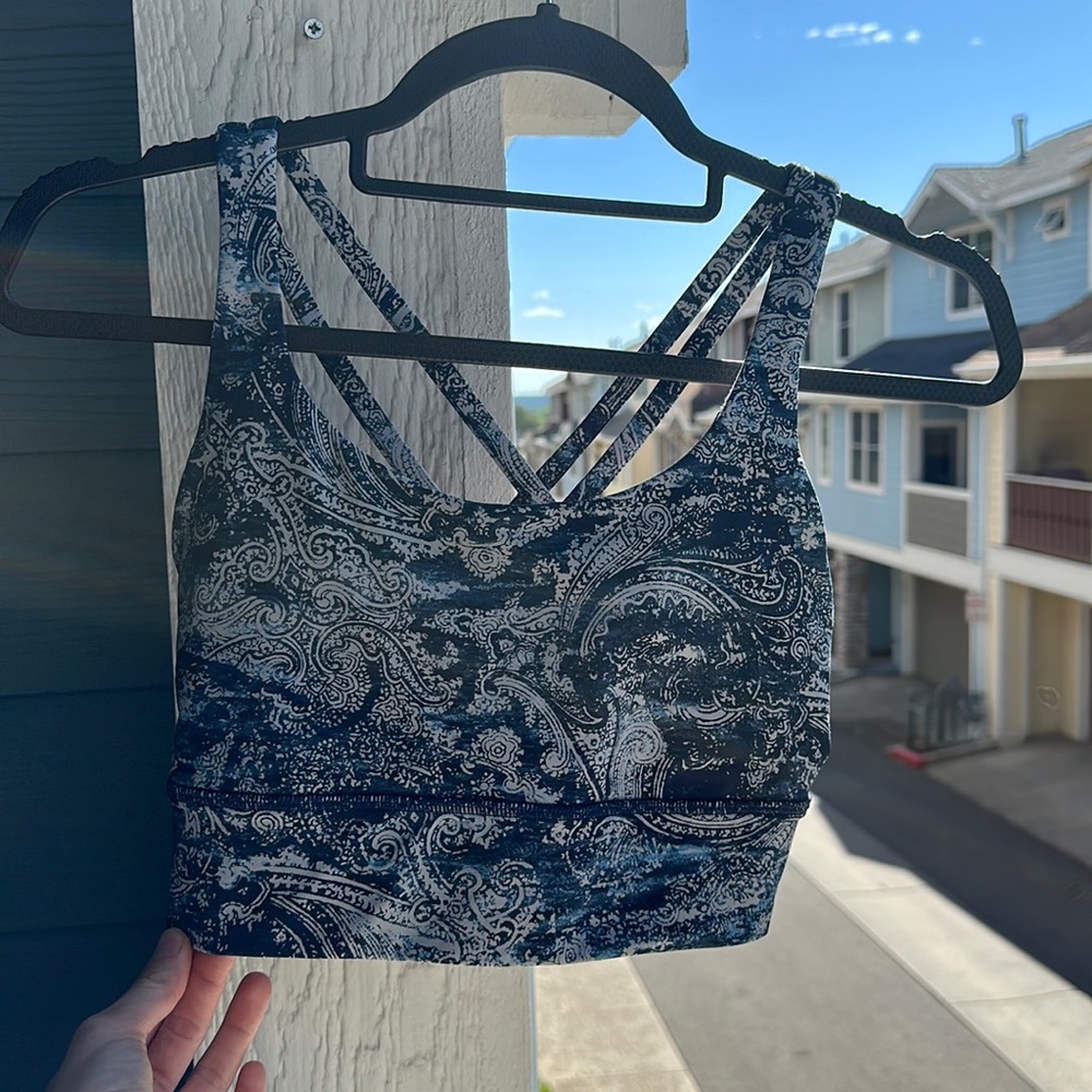 Lululemon athletics sports bra size 6, gently used, but very much so like new
